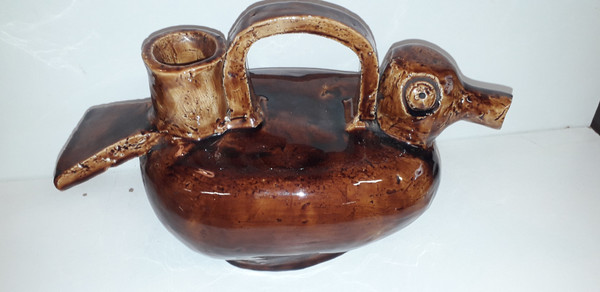 Krug oder Kanne in Form einer Ente aus Maron-Schlicker China Mitte des 20.
