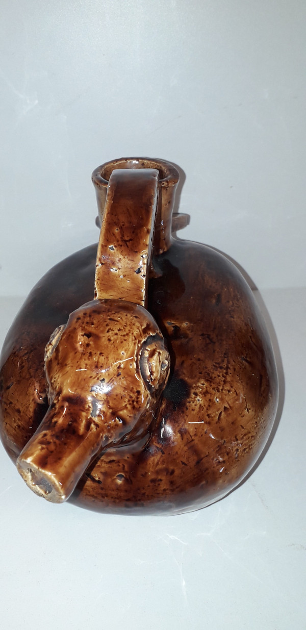 Krug oder Kanne in Form einer Ente aus Maron-Schlicker China Mitte des 20.