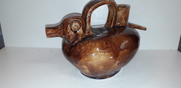Krug oder Kanne in Form einer Ente aus Maron-Schlicker China Mitte des 20.