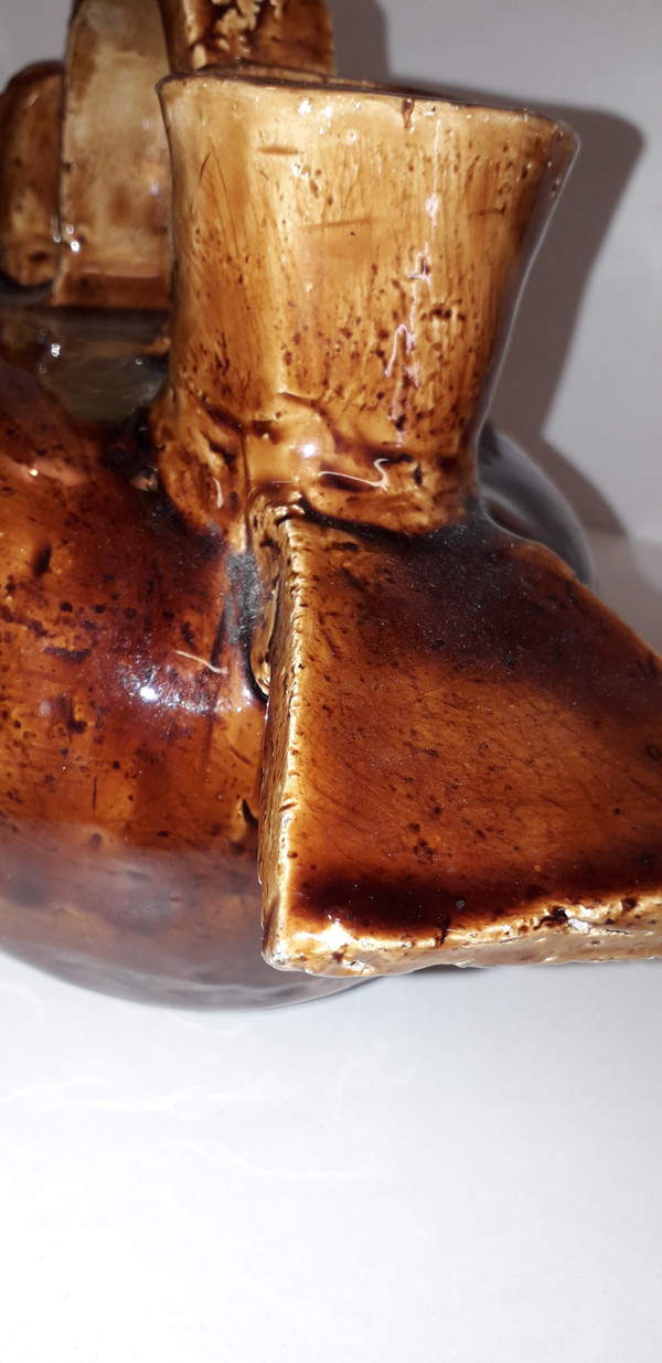 Krug oder Kanne in Form einer Ente aus Maron-Schlicker China Mitte des 20.
