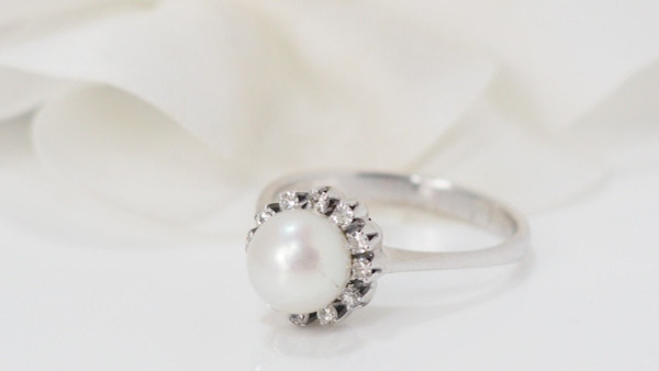 Anello In Oro Bianco Perla Coltivata E Diamanti