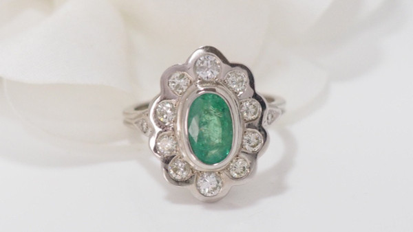 Entourage-Ring aus Weißgold, Smaragd und Diamanten