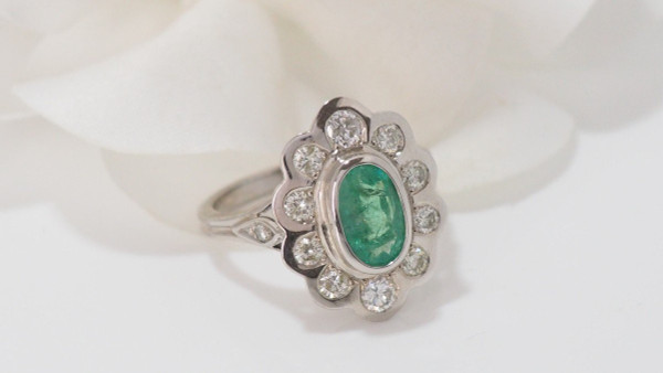 Entourage-Ring aus Weißgold, Smaragd und Diamanten