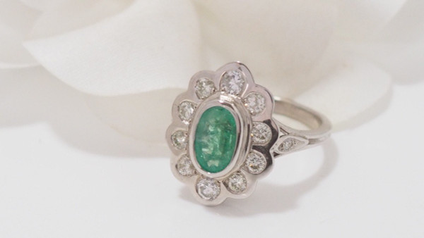 Entourage-Ring aus Weißgold, Smaragd und Diamanten