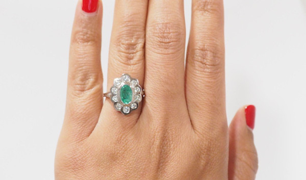 Entourage-Ring aus Weißgold, Smaragd und Diamanten