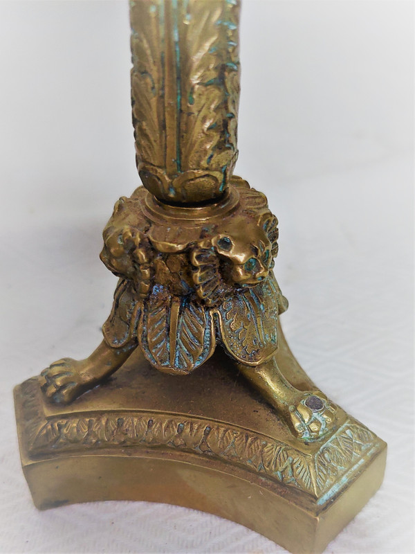 Coppia di candelieri in stile Luigi XVI in bronzo con patina marrone