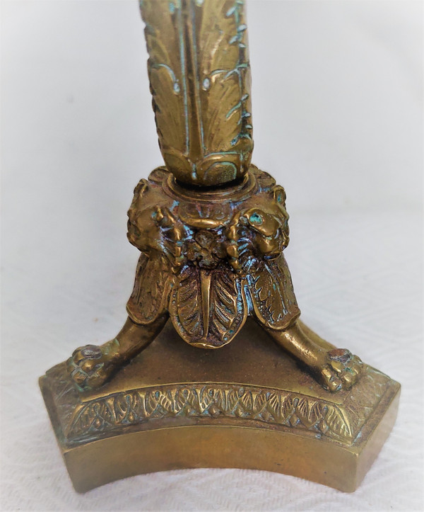 Coppia di candelieri in stile Luigi XVI in bronzo con patina marrone