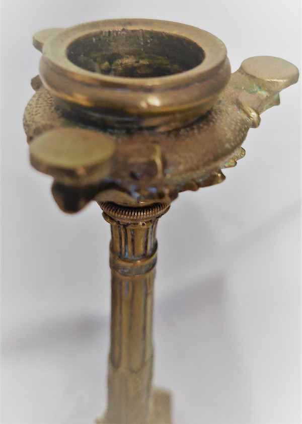 Coppia di candelieri in stile Luigi XVI in bronzo con patina marrone