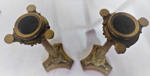 Coppia di candelieri in stile Luigi XVI in bronzo con patina marrone