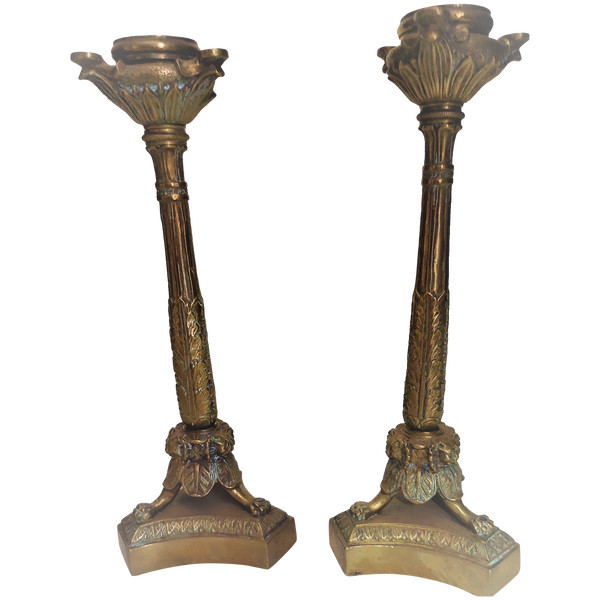 Coppia di candelieri in stile Luigi XVI in bronzo con patina marrone