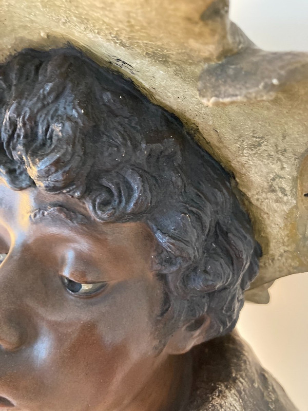 Busto di bambino con cappello, in gesso policromo