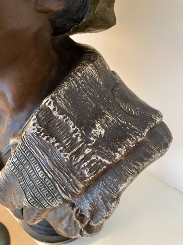 Busto di bambino con cappello, in gesso policromo