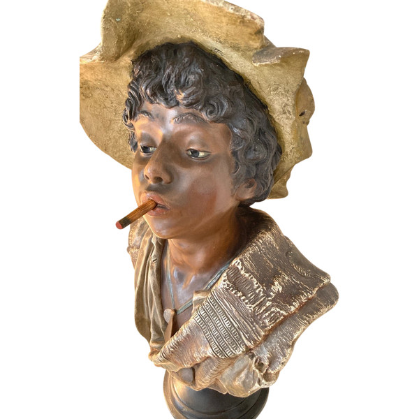 Busto di bambino con cappello, in gesso policromo