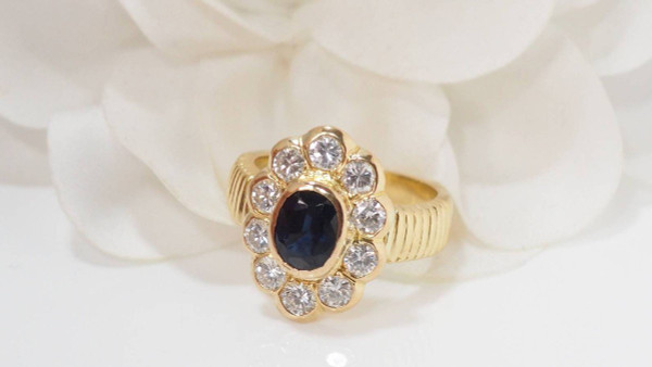 Bague Entourage En Or Jaune, Saphir Ovale Et Diamants