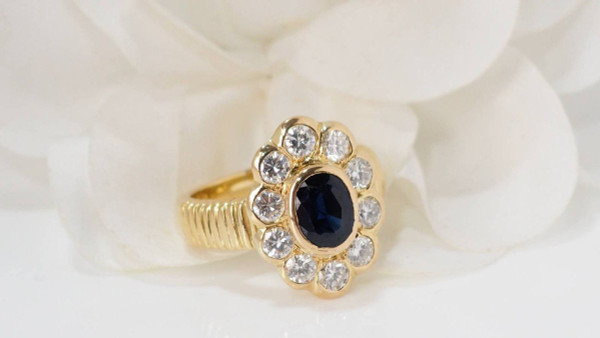 Bague Entourage En Or Jaune, Saphir Ovale Et Diamants