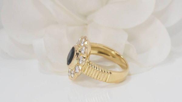 Bague Entourage En Or Jaune, Saphir Ovale Et Diamants