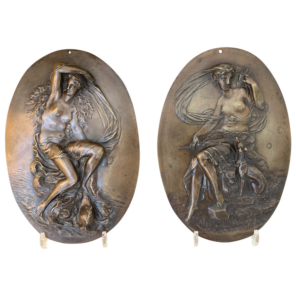 Coppia di grandi medaglioni in bronzo, XIX sec.