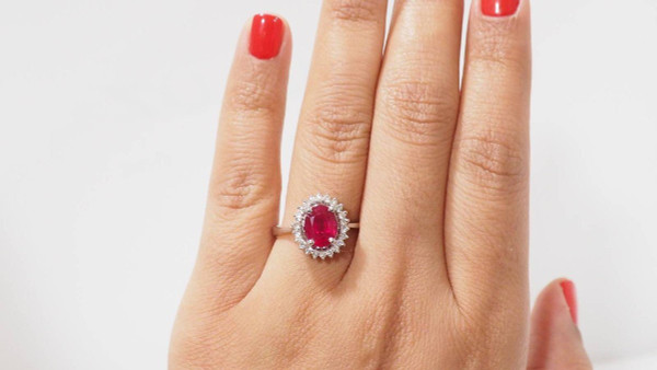 Margeritenring aus Weißgold, ovaler Rubin und Diamanten