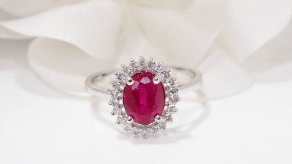 Margeritenring aus Weißgold, ovaler Rubin und Diamanten
