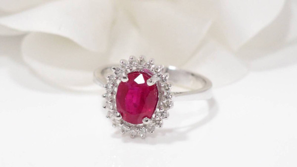 Margeritenring aus Weißgold, ovaler Rubin und Diamanten