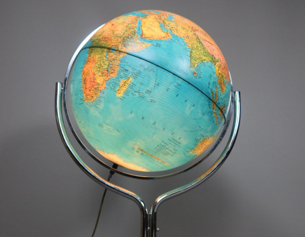 Globe terrestre sur pied