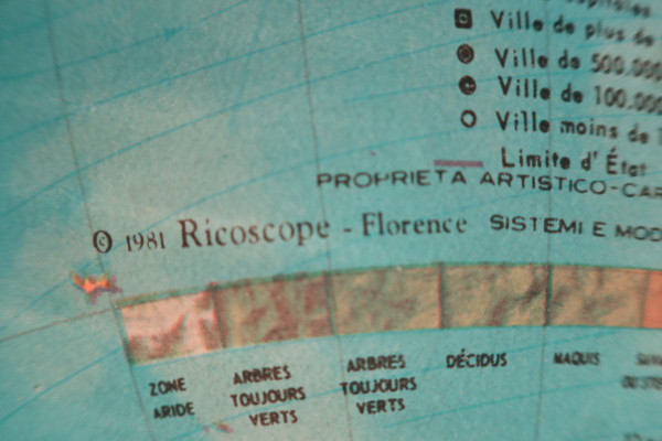 Globe terrestre sur pied