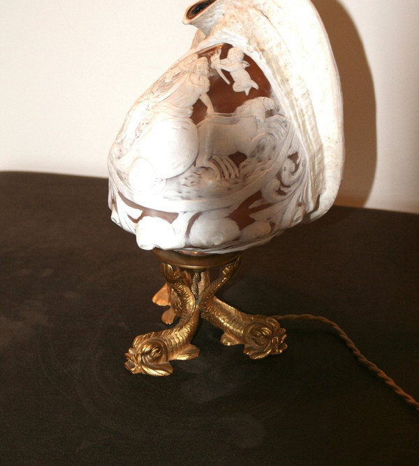Lampe Coquillage, façon Camé sur pieds en bronze, façon 19ème