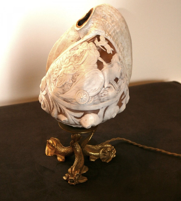 Lampe Coquillage, façon Camé sur pieds en bronze, façon 19ème