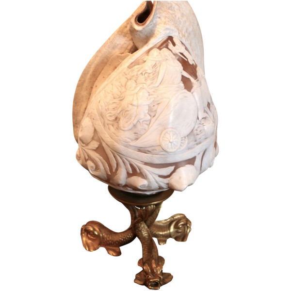 Lampe Coquillage, façon Camé sur pieds en bronze, façon 19ème