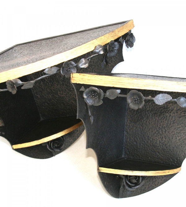 Paire de petites consoles d'angle, fer forgé et doré, signées, Vers 1925