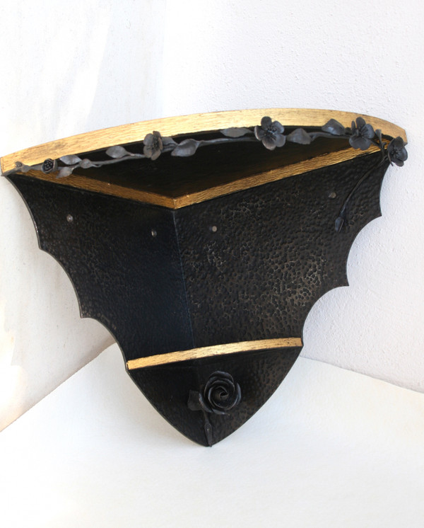 Paire de petites consoles d'angle, fer forgé et doré, signées, Vers 1925