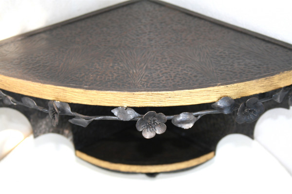 Paire de petites consoles d'angle, fer forgé et doré, signées, Vers 1925
