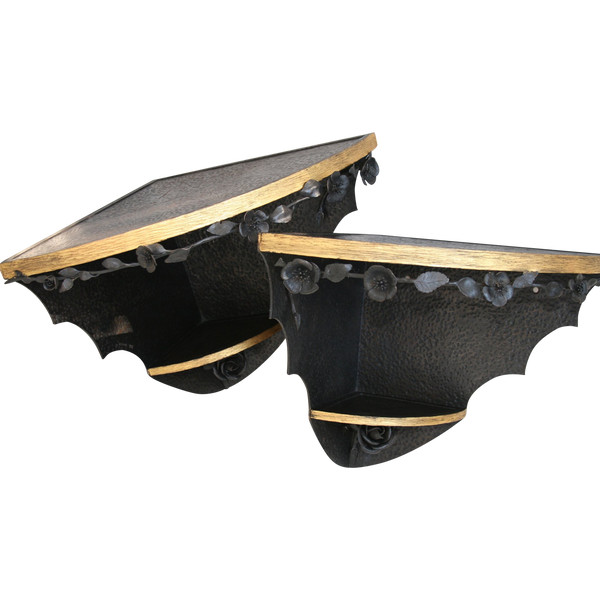 Paire de petites consoles d'angle, fer forgé et doré, signées, Vers 1925