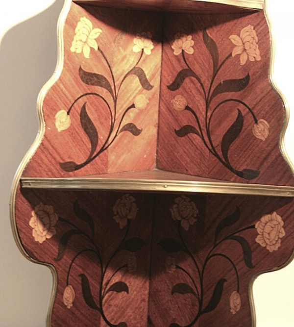 Scaffale angolare in legno intarsiato, XIX secolo