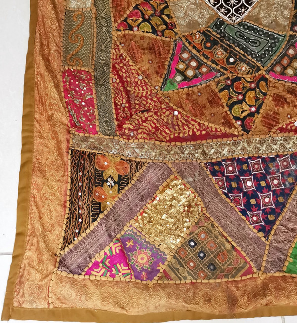 tapisserie Brodée orientale avec un cœur au centre Fin du XIXème siècle
