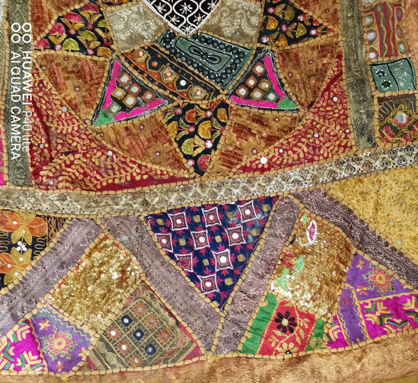tapisserie Brodée orientale avec un cœur au centre Fin du XIXème siècle