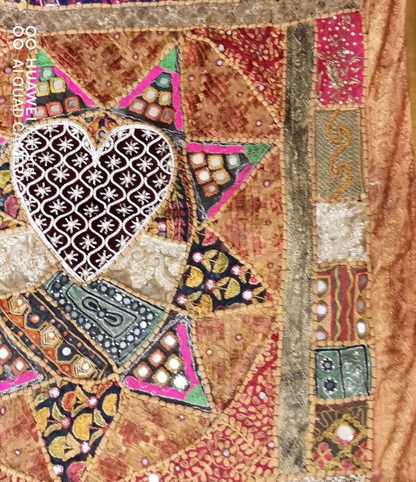 tapisserie Brodée orientale avec un cœur au centre Fin du XIXème siècle