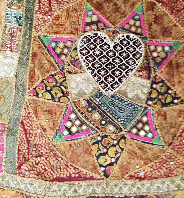 tapisserie Brodée orientale avec un cœur au centre Fin du XIXème siècle