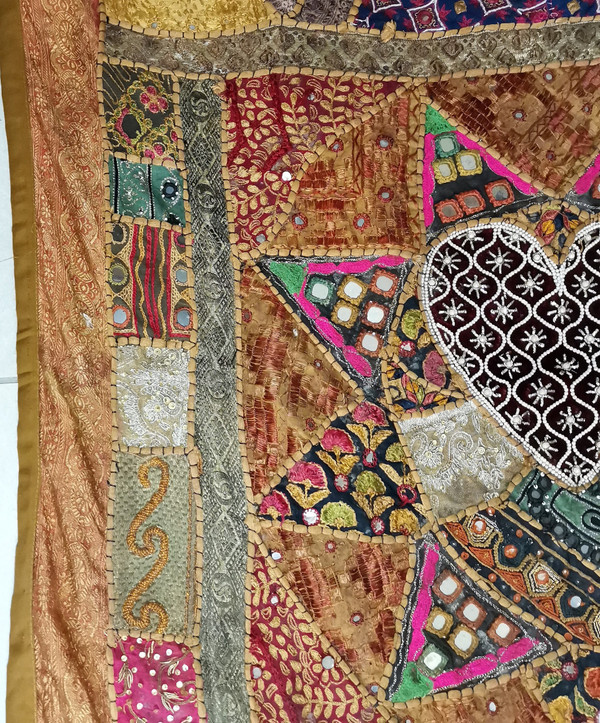 tapisserie Brodée orientale avec un cœur au centre Fin du XIXème siècle