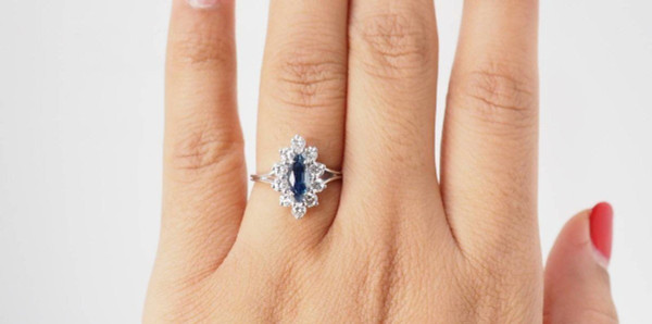 Anello Navette In Oro Bianco, Zaffiro E Diamanti