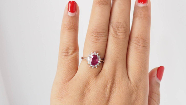 Margeritenring aus Weißgold, ovaler Rubin und Diamanten