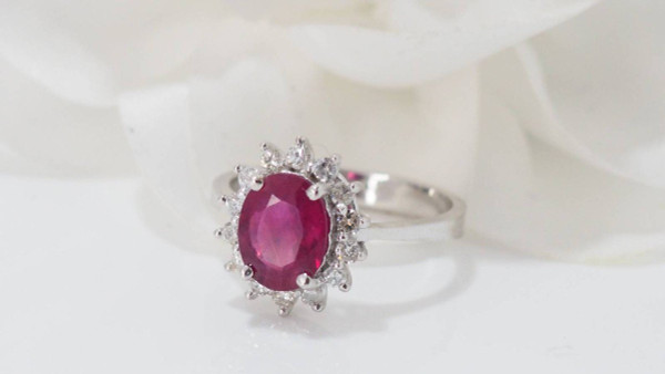 Margeritenring aus Weißgold, ovaler Rubin und Diamanten