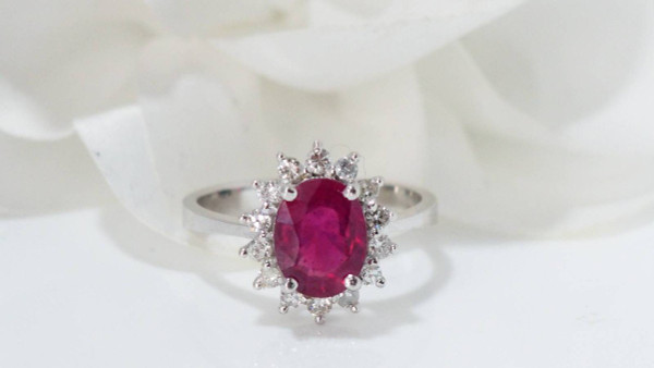 Margeritenring aus Weißgold, ovaler Rubin und Diamanten