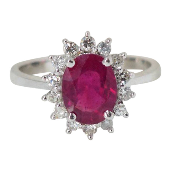 Margeritenring aus Weißgold, ovaler Rubin und Diamanten