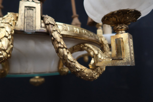 Großer Kronleuchter aus vergoldeter Bronze und Alabaster, spätes 19. Jahrhundert