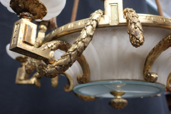 Großer Kronleuchter aus vergoldeter Bronze und Alabaster, spätes 19. Jahrhundert