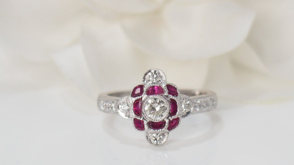Anello In Oro Bianco, Rubini Calibrati E Diamanti