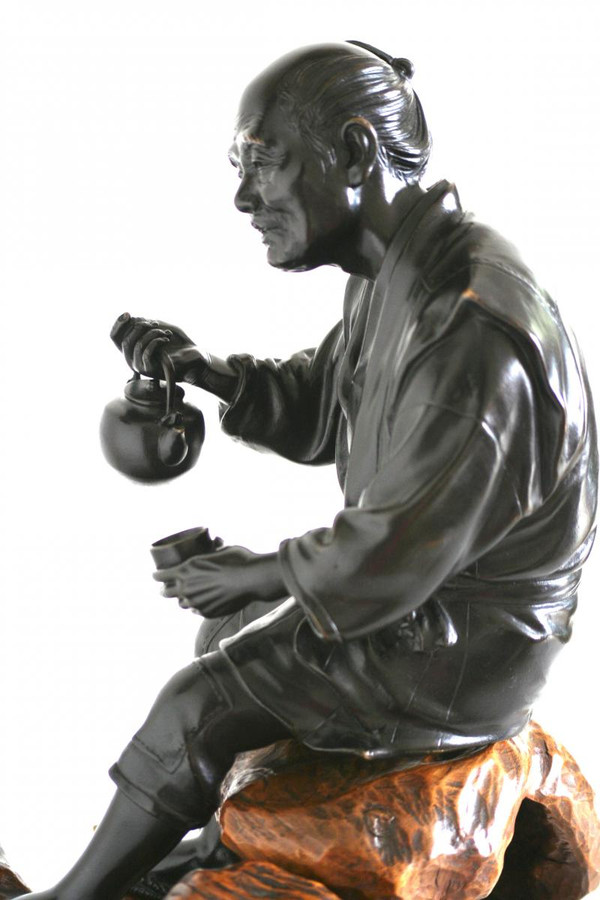 Statua in bronzo con patina nera, Okimono - Uomo giapponese, tardo periodo Meiji
