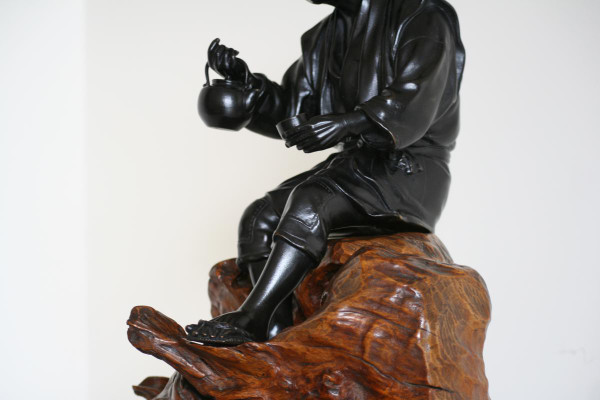 Statua in bronzo con patina nera, Okimono - Uomo giapponese, tardo periodo Meiji
