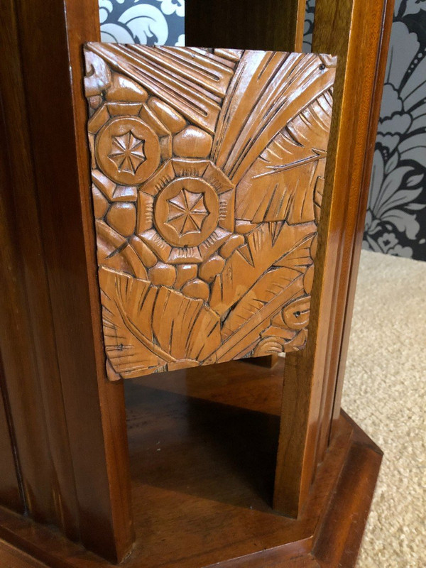 Art-Deco-Säulentisch.